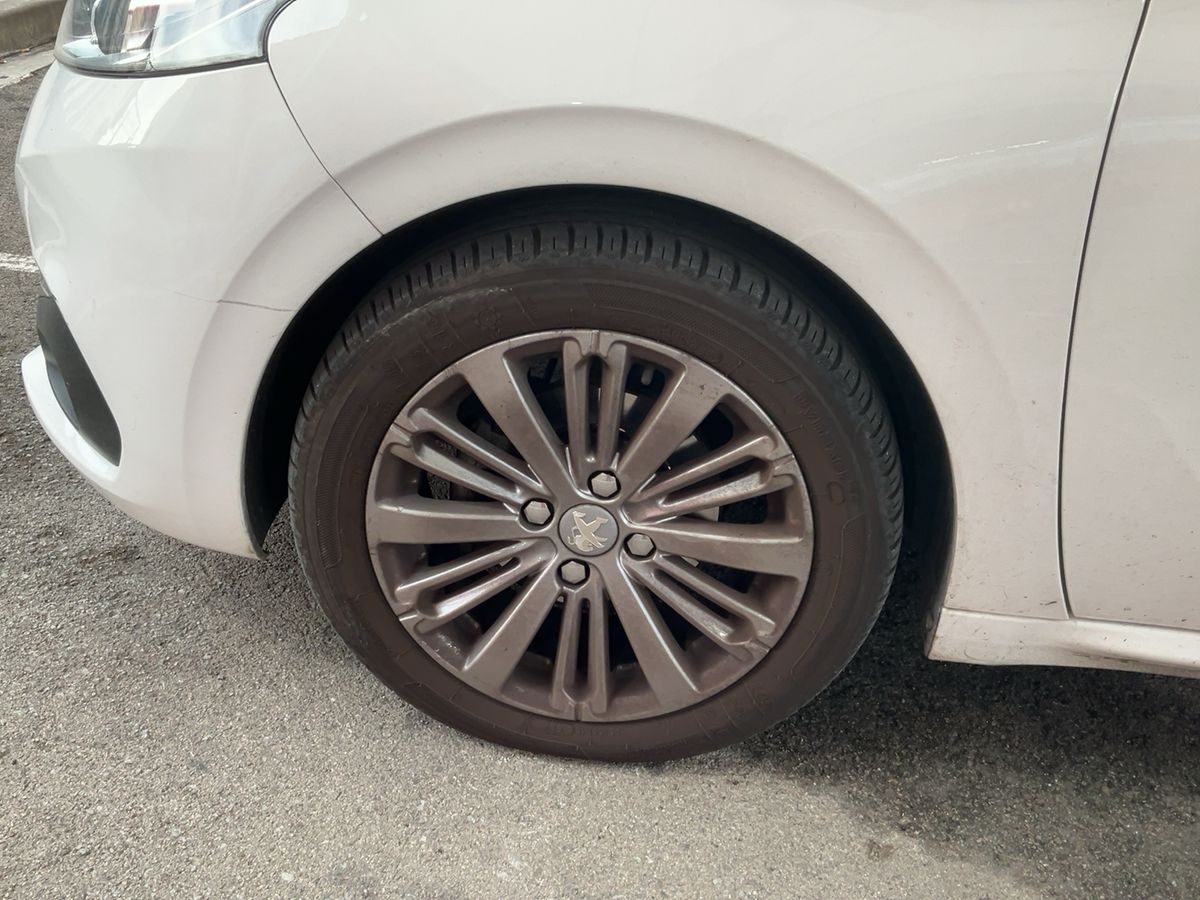 Neumático delantero izquierdo