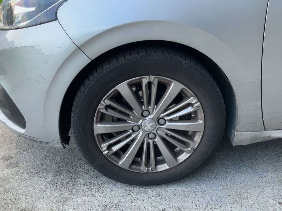 Neumático delantero izquierdo