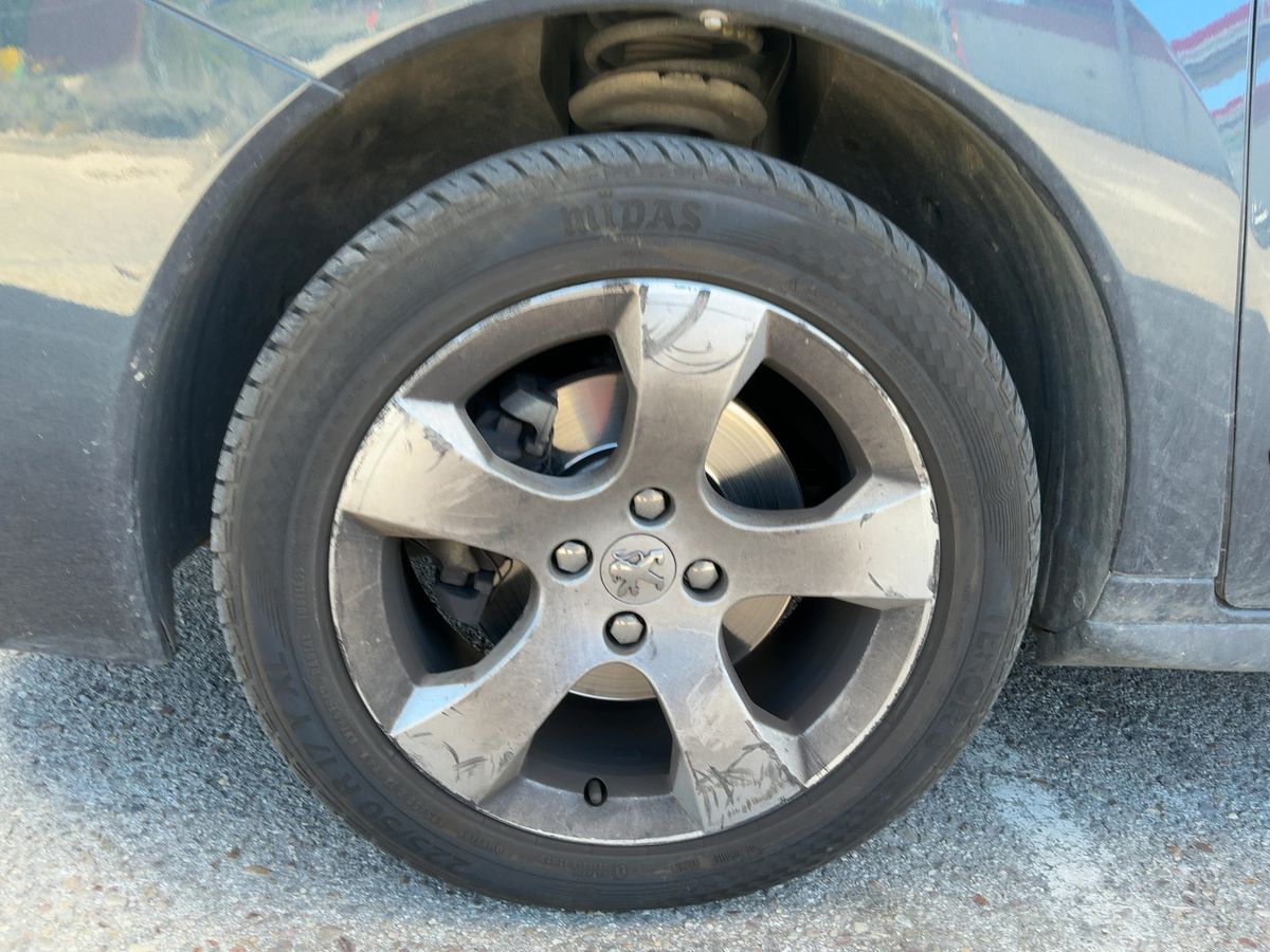 Neumático delantero izquierdo