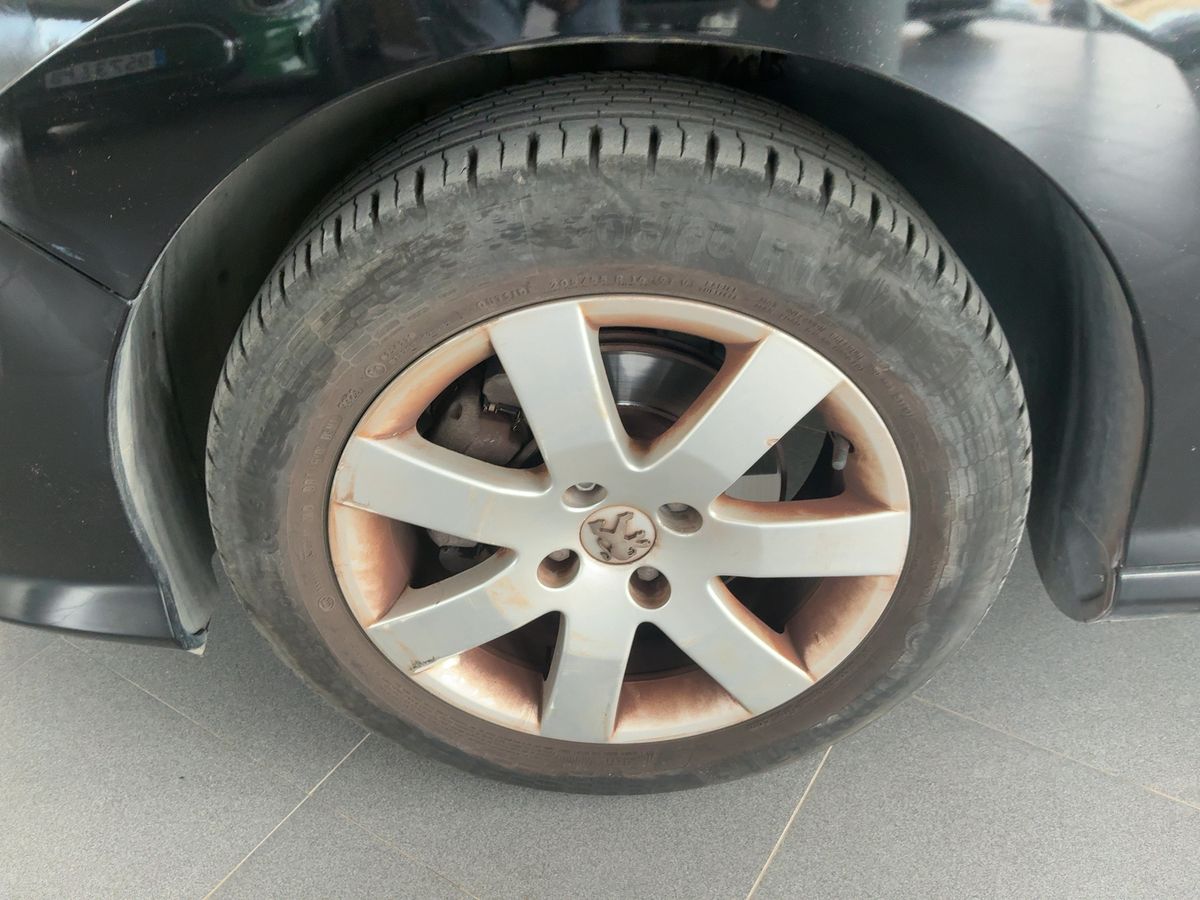 Neumático delantero izquierdo