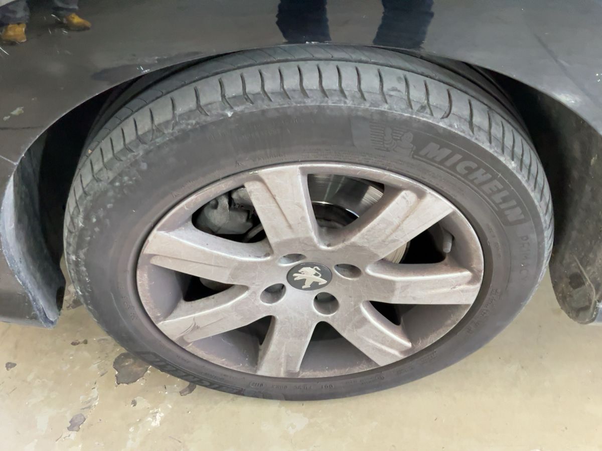 Neumático delantero izquierdo