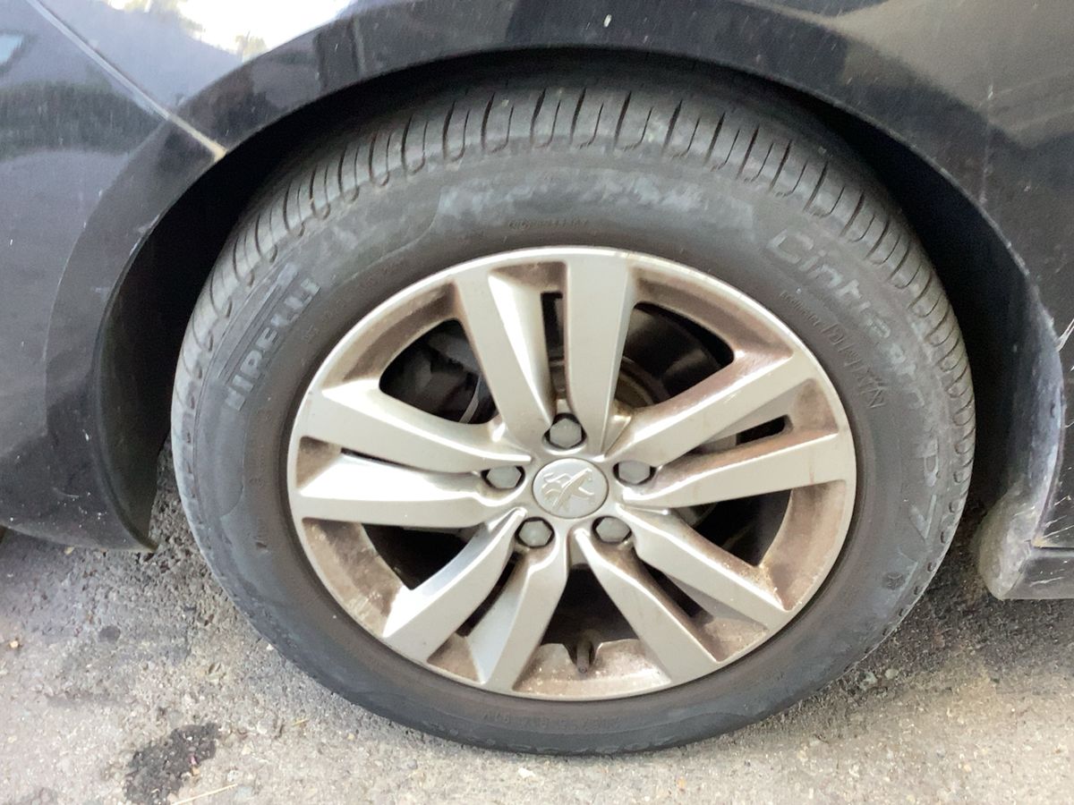 Neumático delantero izquierdo