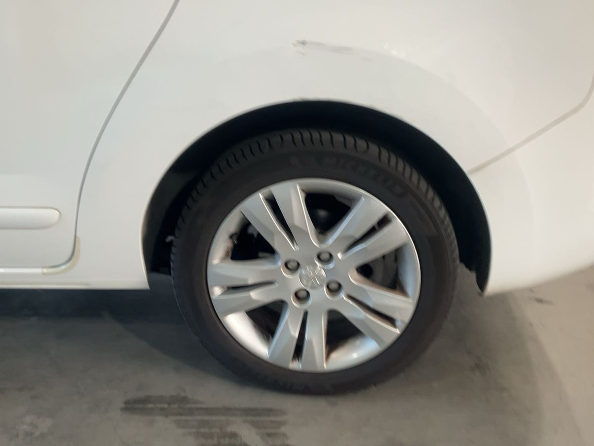 Neumático trasero izquierdo