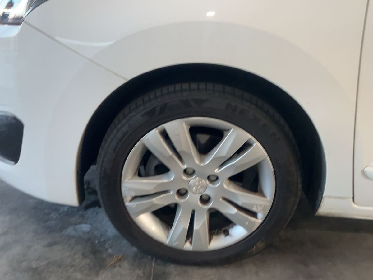 Neumático delantero izquierdo