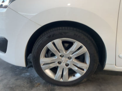 Neumático delantero izquierdo