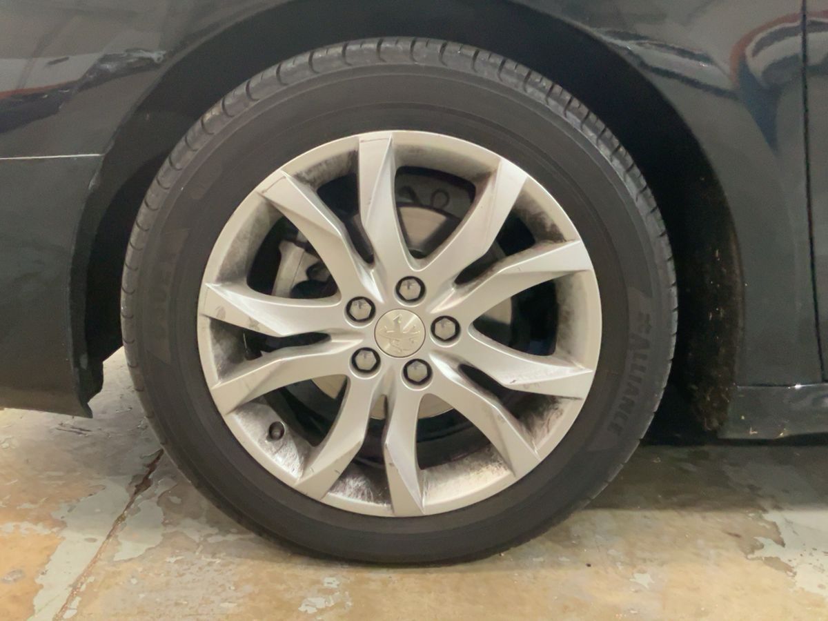 Neumático delantero izquierdo