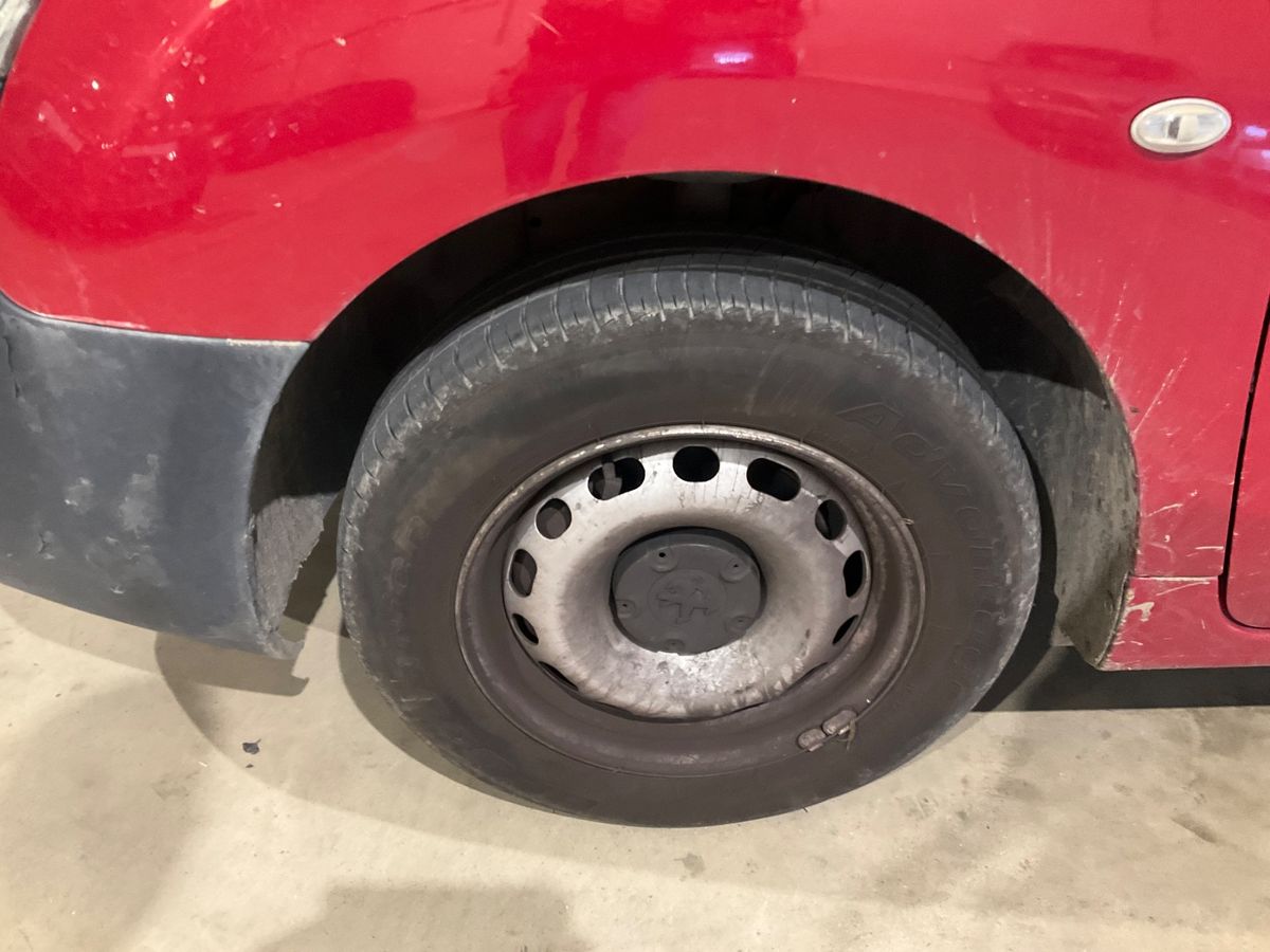 Neumático delantero izquierdo