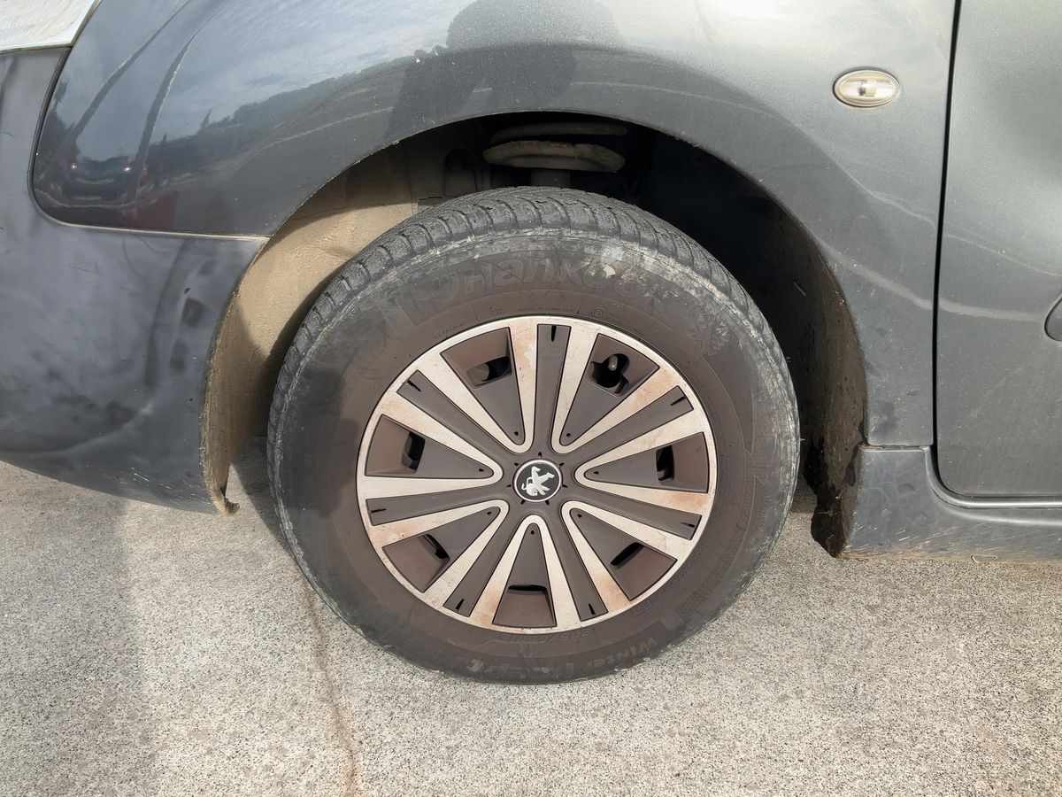 Neumático delantero izquierdo