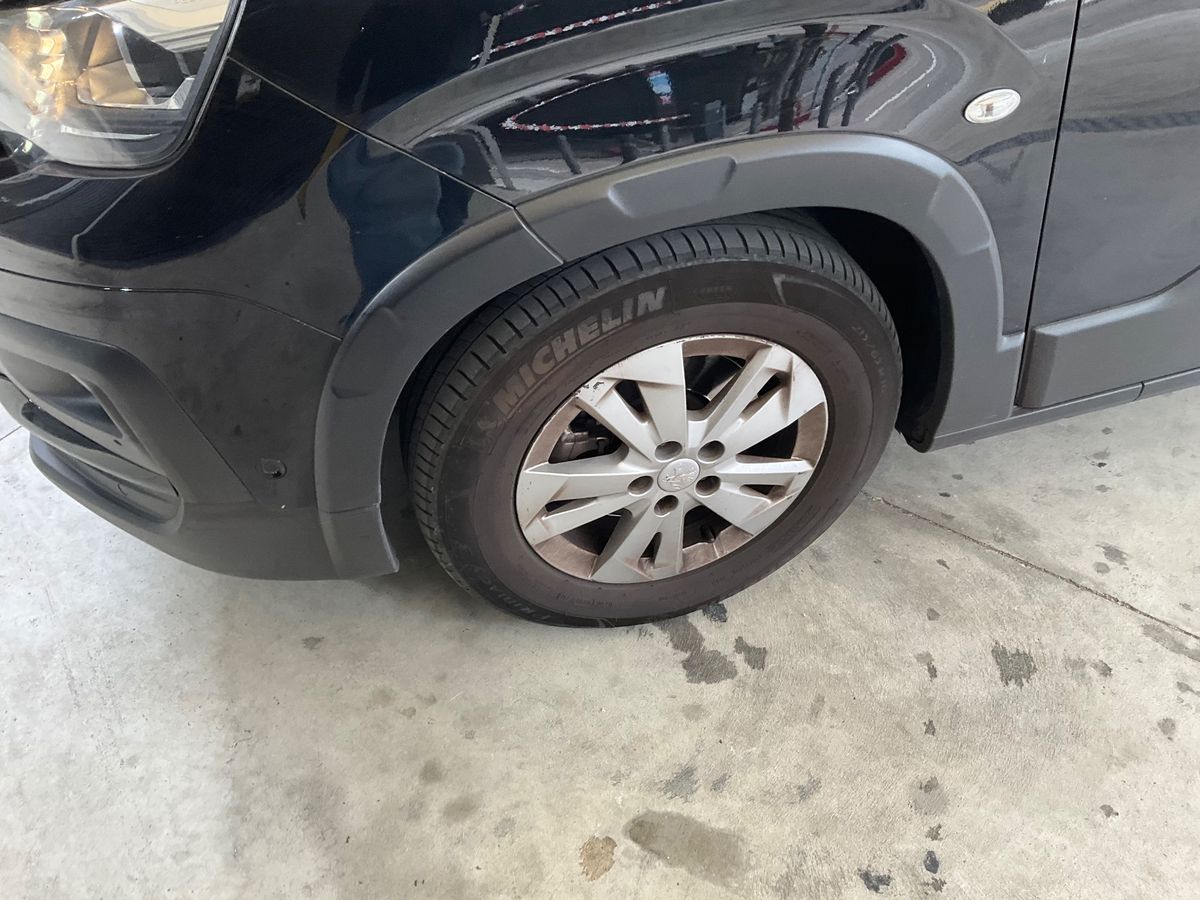 Neumático delantero izquierdo