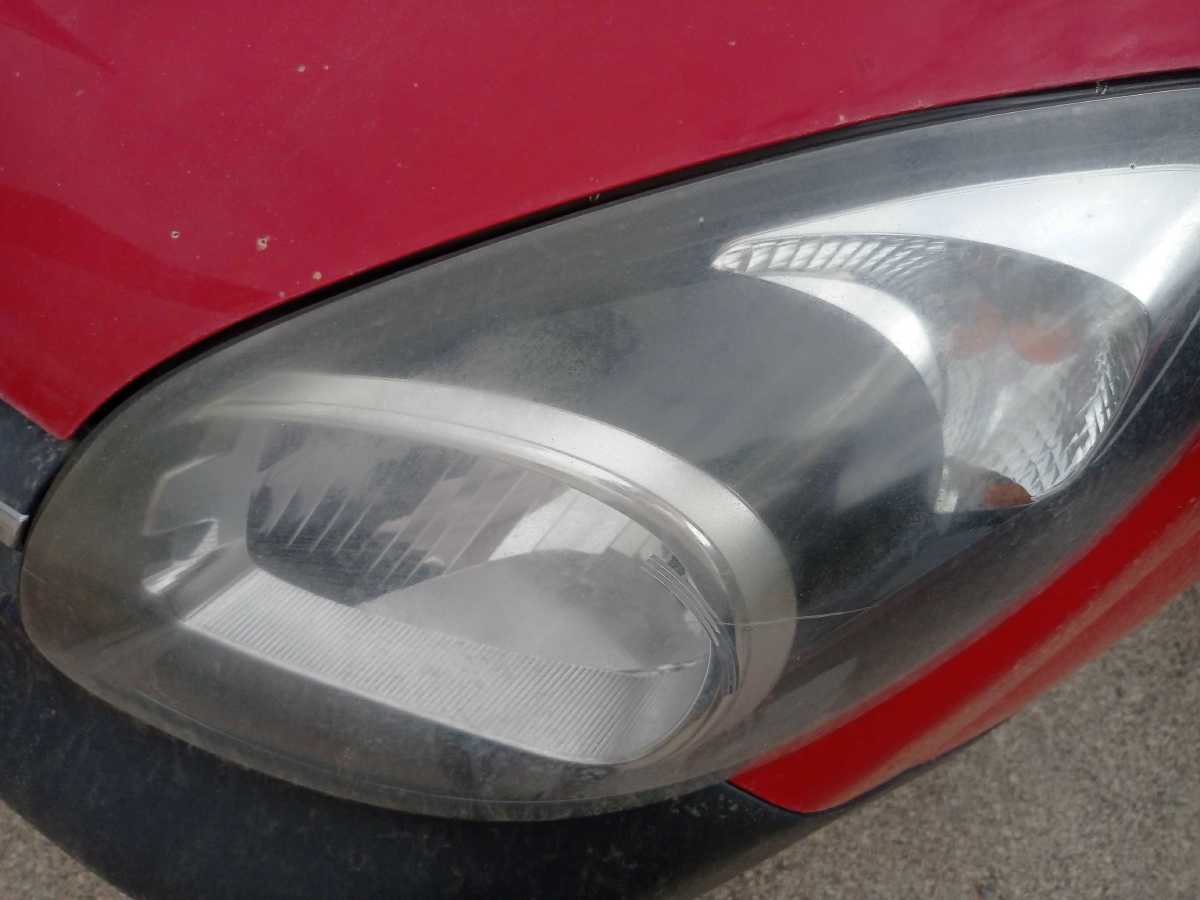 Faro antiniebla derecho Descolorido