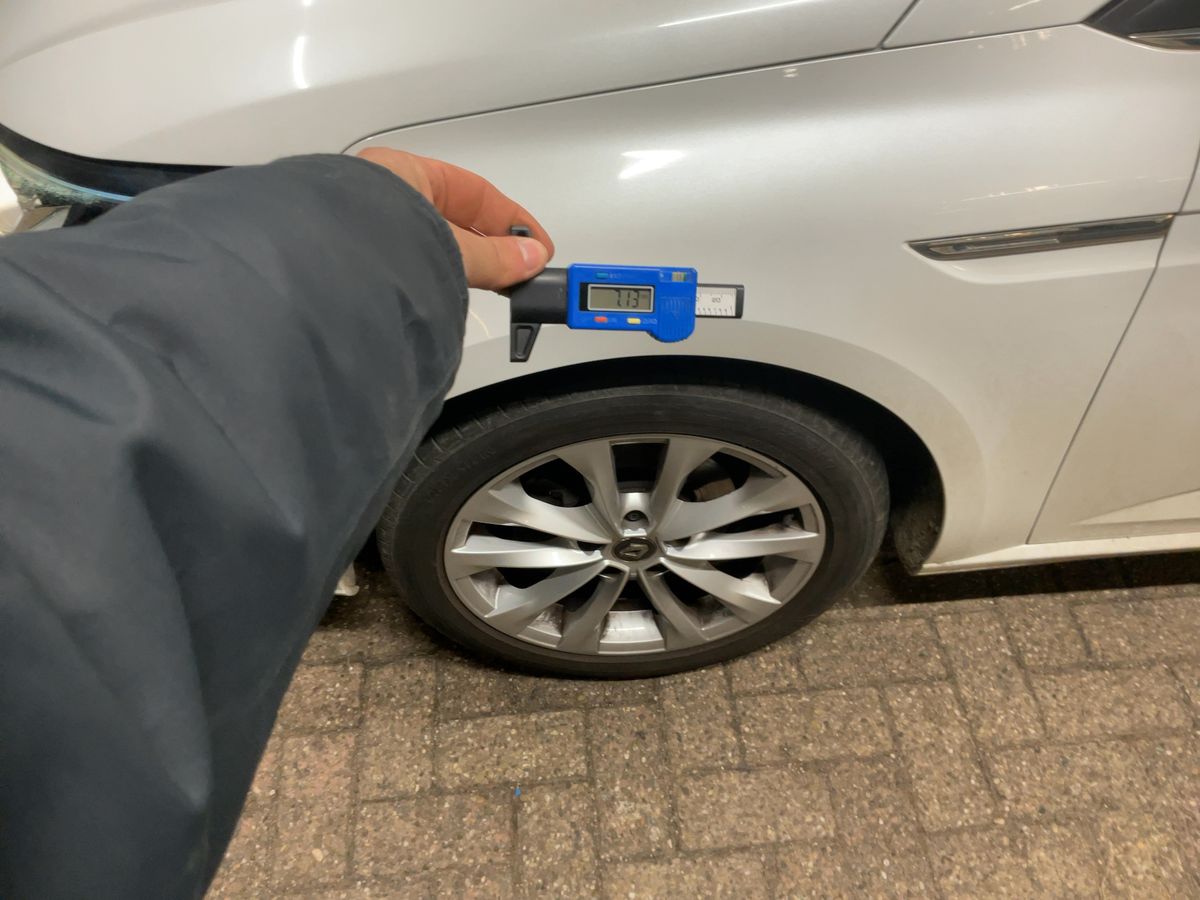 Neumático delantero izquierdo