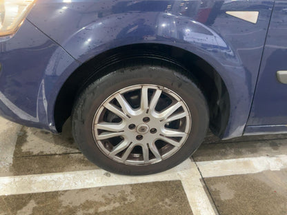 Neumático delantero izquierdo