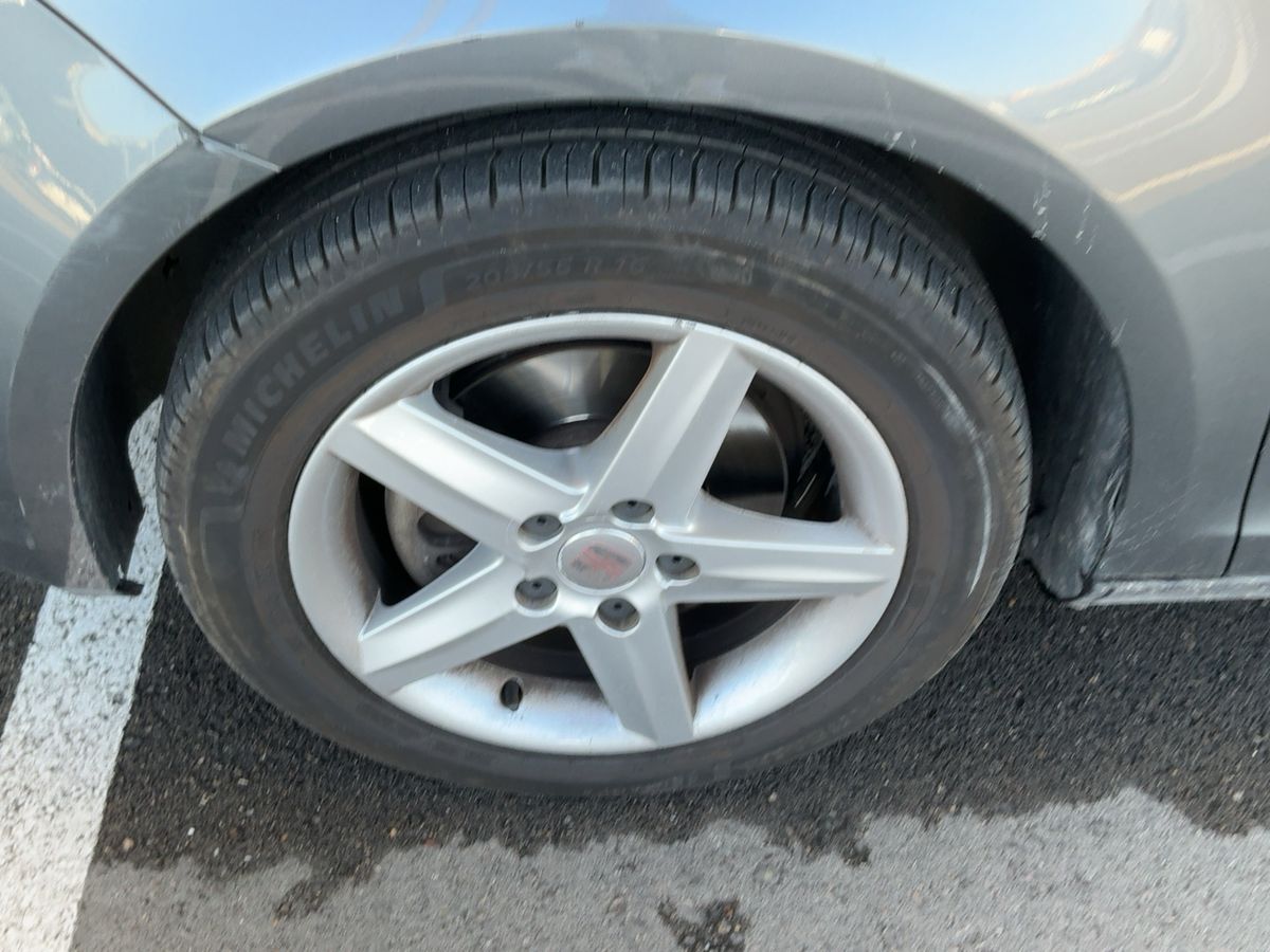 Neumático delantero izquierdo