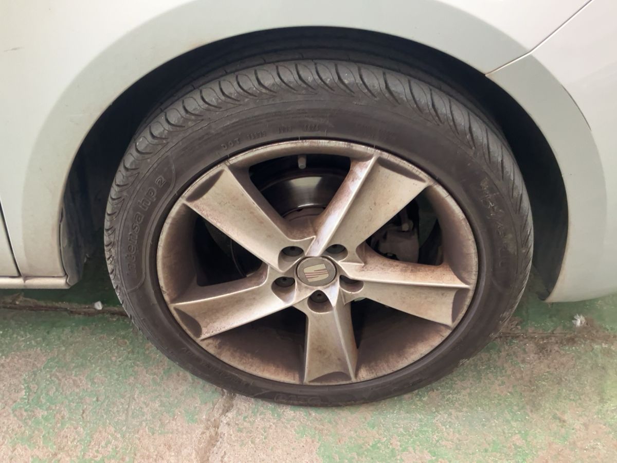 Neumático delantero derecho