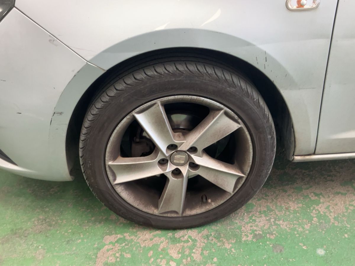 Neumático delantero izquierdo