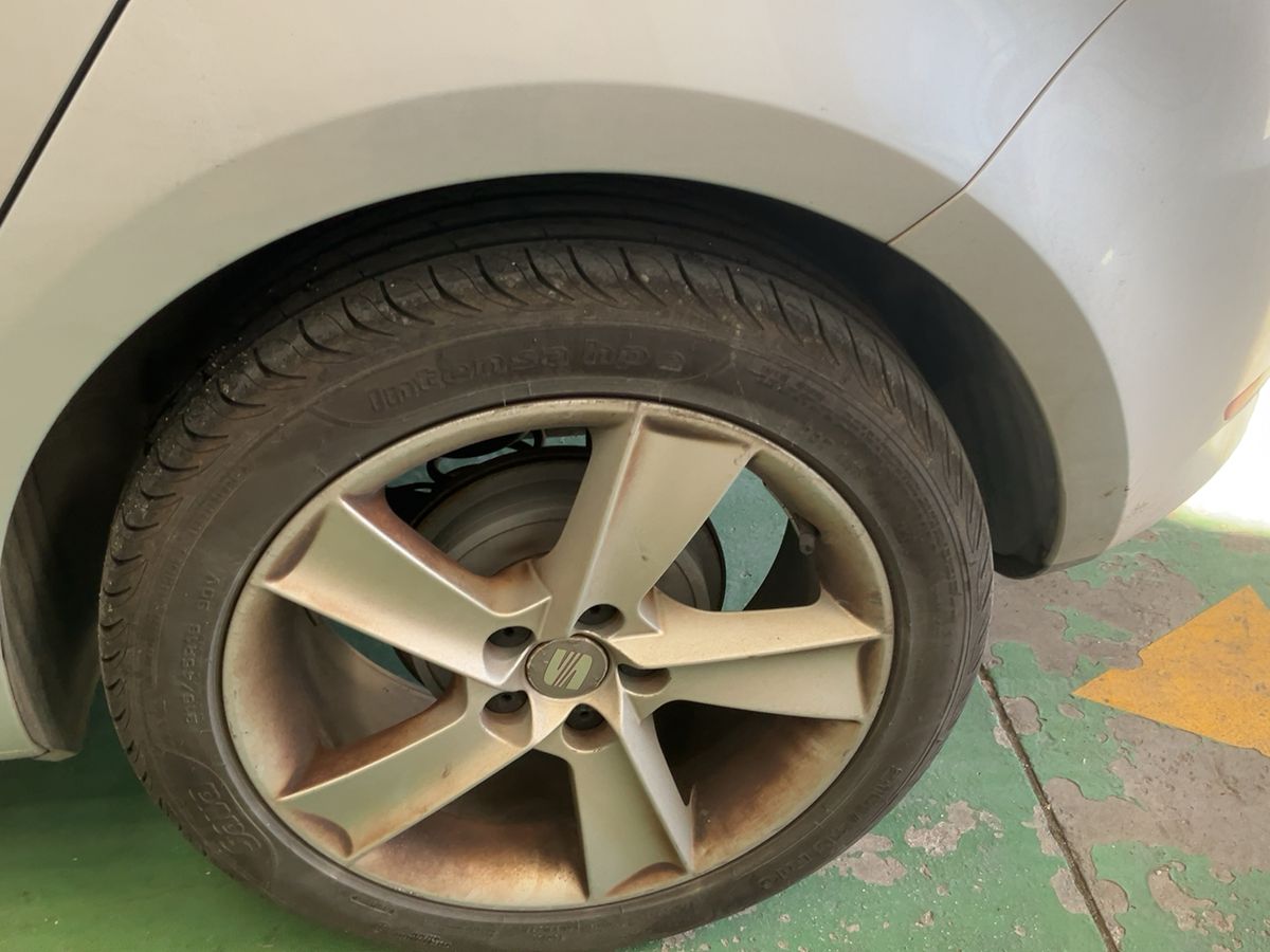 Neumático trasero izquierdo