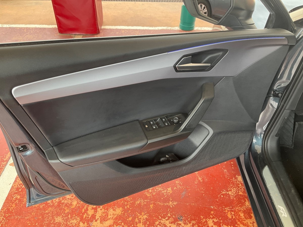 Panel interior de la puerta delantera izquierda Desgastado