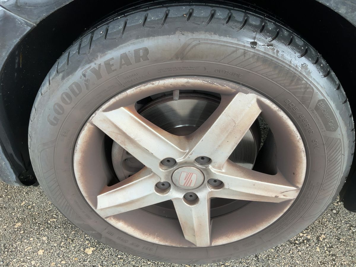 Neumático delantero izquierdo