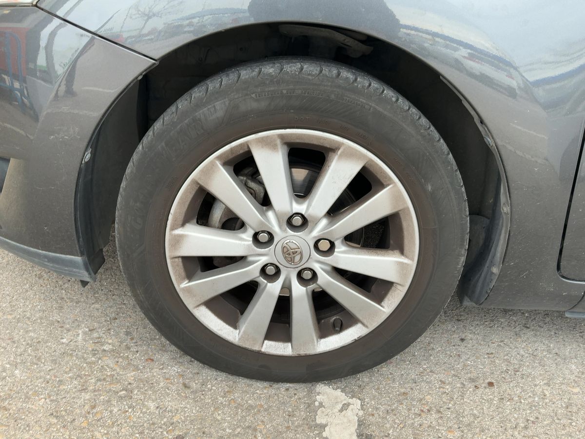 Neumático delantero izquierdo