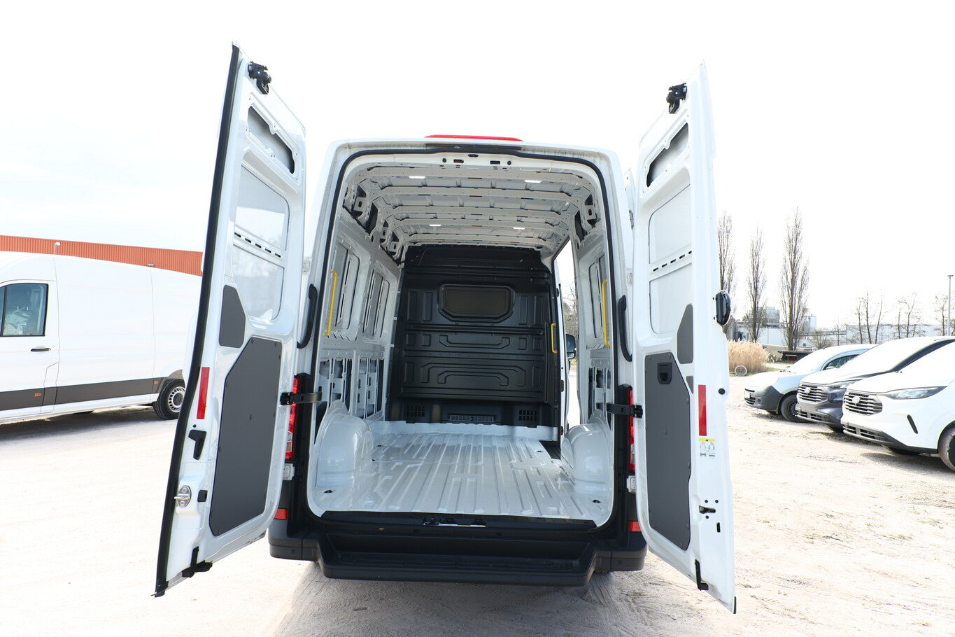 Volkswagen Crafter 30 2.0 TDI 140 L3H3 Ready2D PDC Temp 3-S 107312081 10