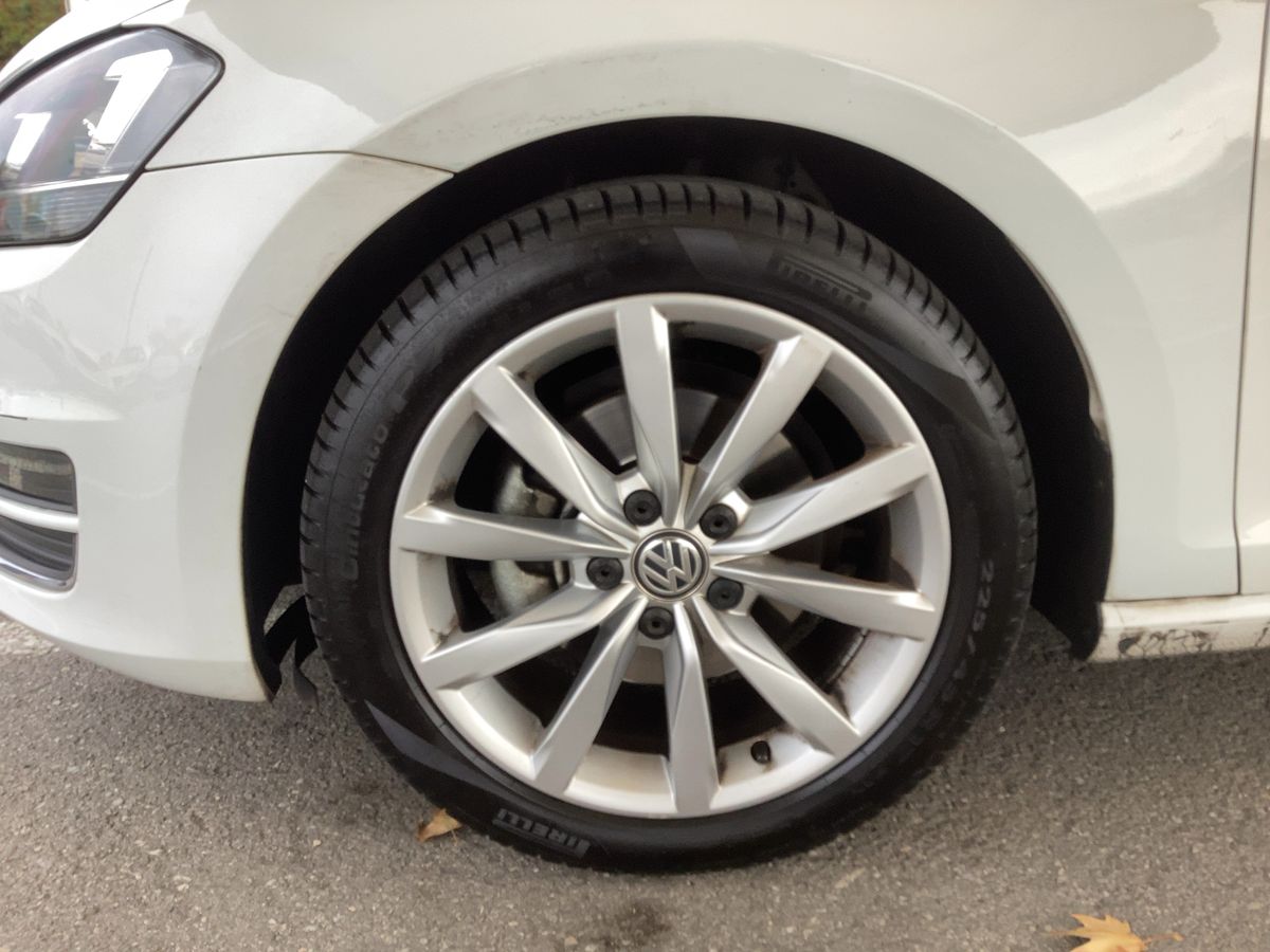 Neumático delantero izquierdo