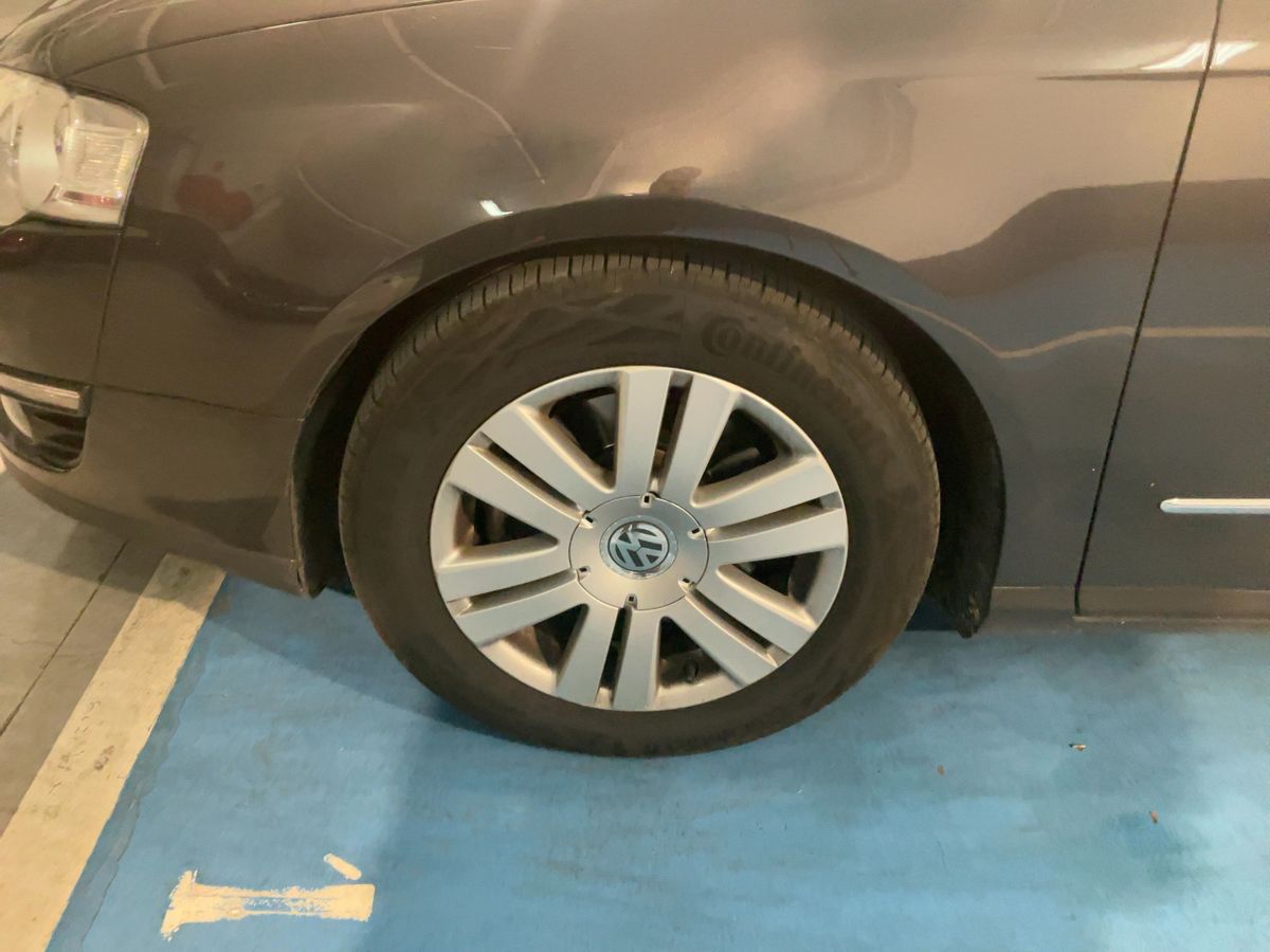 Neumático delantero izquierdo