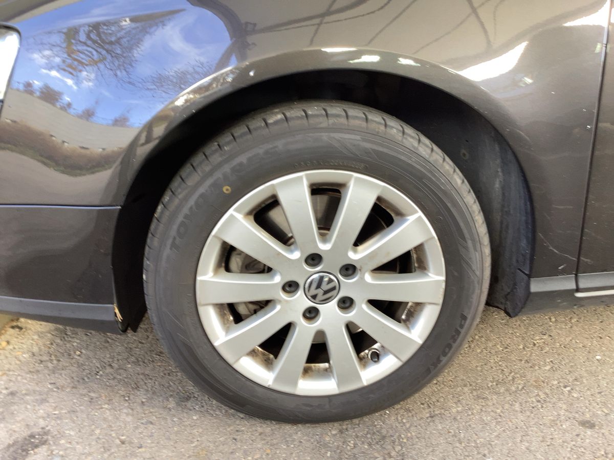 Neumático delantero izquierdo