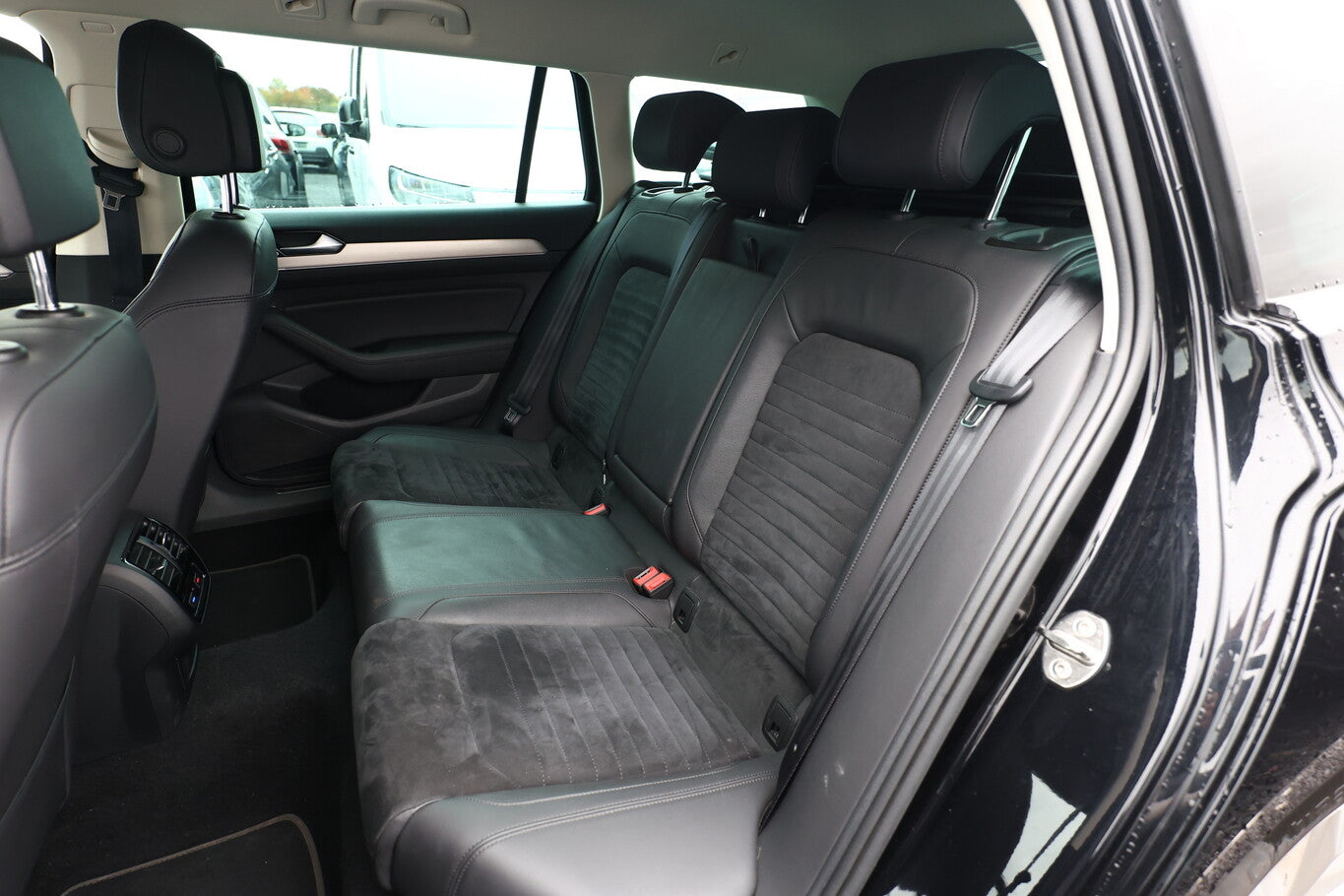 Volkswagen Passat 2.0 TDI 240 DSG 4M Highline ACC AHK Nav 140110885 9