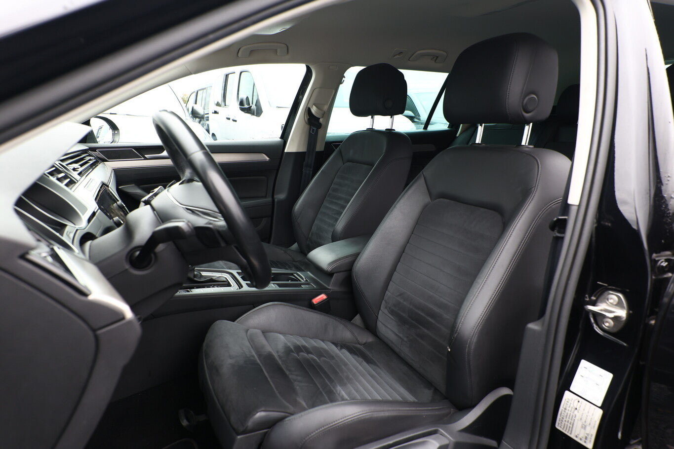 Volkswagen Passat 2.0 TDI 240 DSG 4M Highline ACC AHK Nav 140110885 5