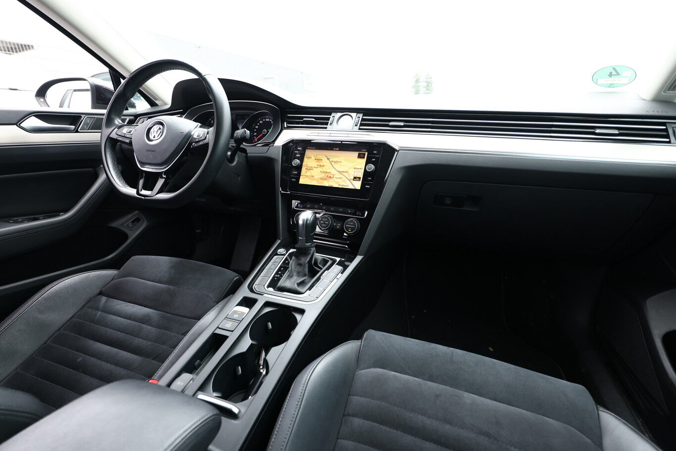 Volkswagen Passat 2.0 TDI 240 DSG 4M Highline ACC AHK Nav 140110885 8