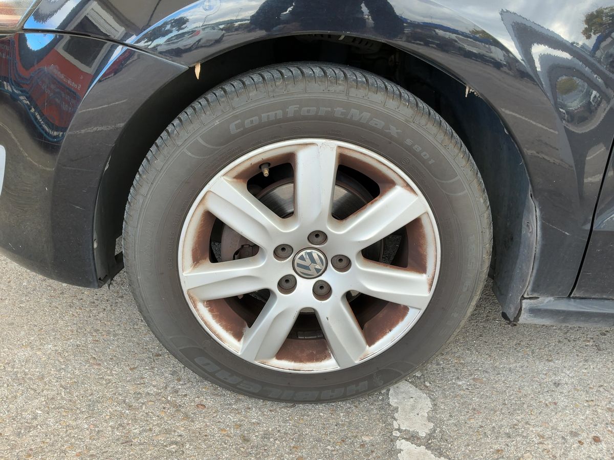 Neumático delantero izquierdo