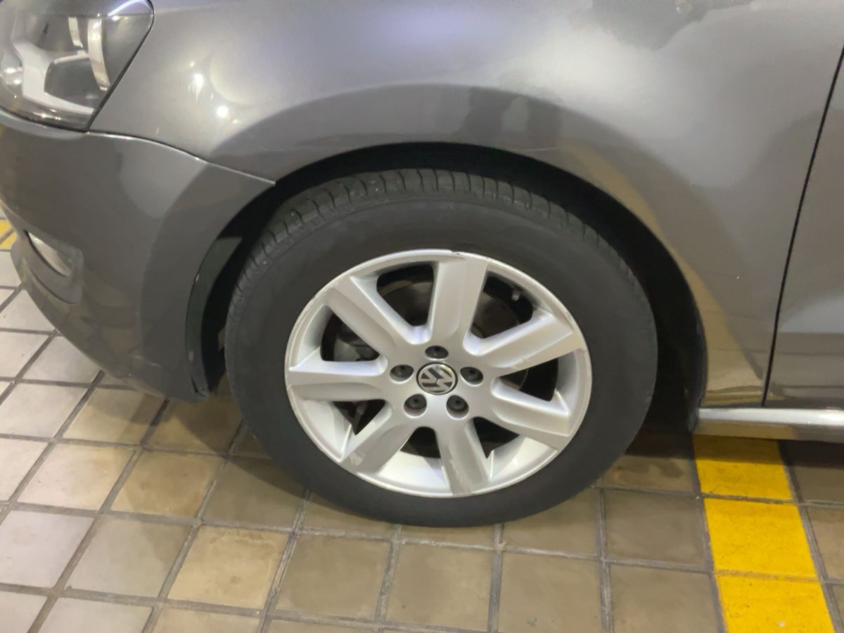 Neumático delantero izquierdo