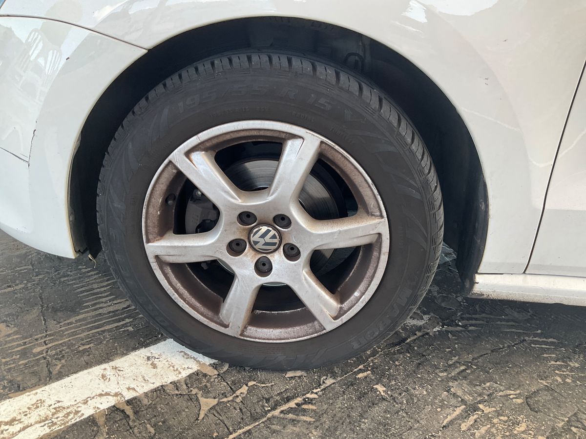 Neumático delantero izquierdo