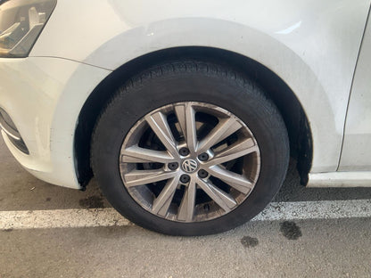 Neumático delantero izquierdo