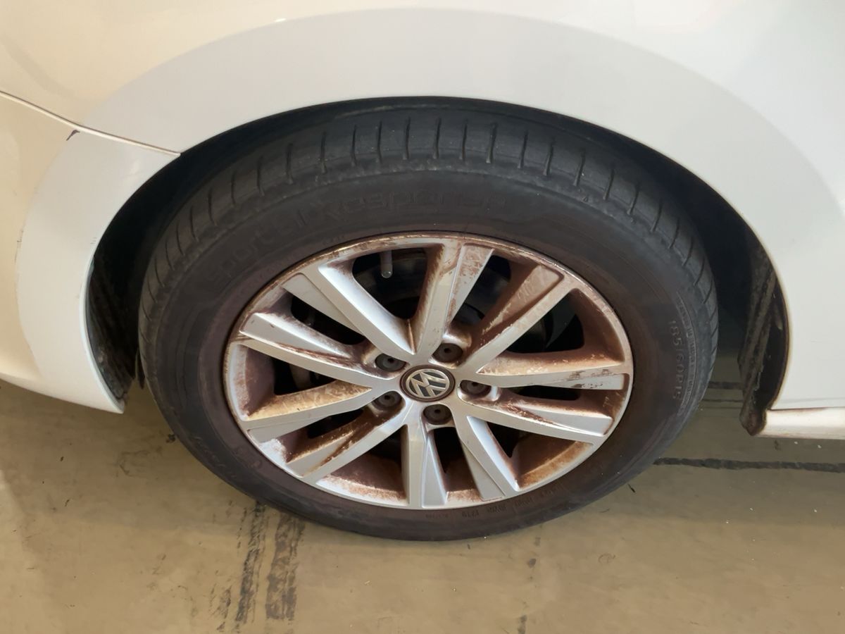 Neumático delantero izquierdo