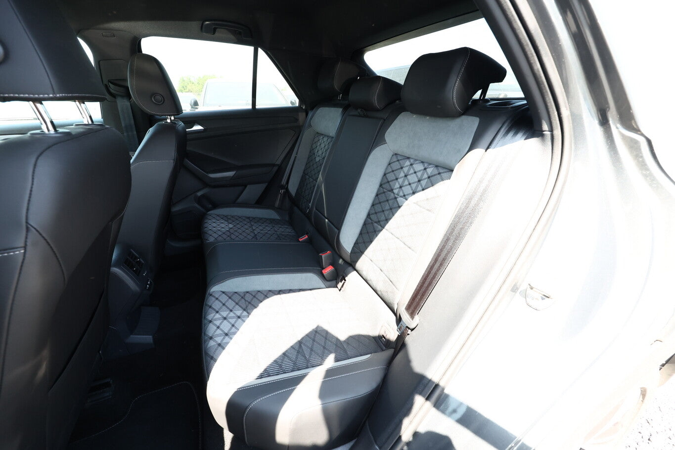 Volkswagen T-Roc 2.0 TDI 150 DSG R-Line LED Nav. PDC 120481531 9