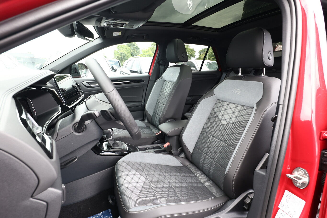 Volkswagen T-Roc TSI DSG R-Line Pano BlackP 19Z LED+ EasyOp 153105001 5