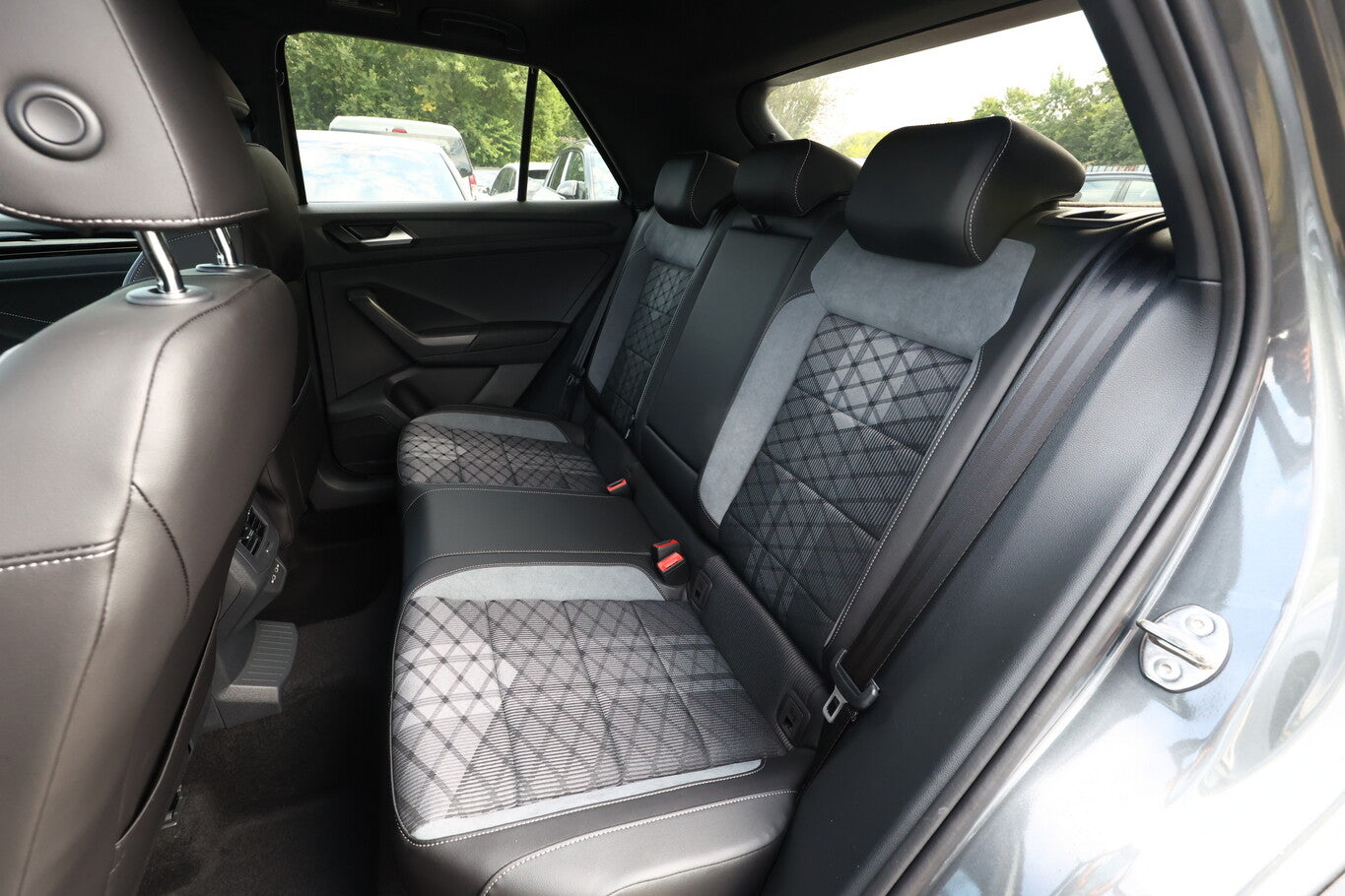 Volkswagen T-Roc TSI DSG R-Line Pano BlackP 19Z LED+ EasyOp 152383601 9