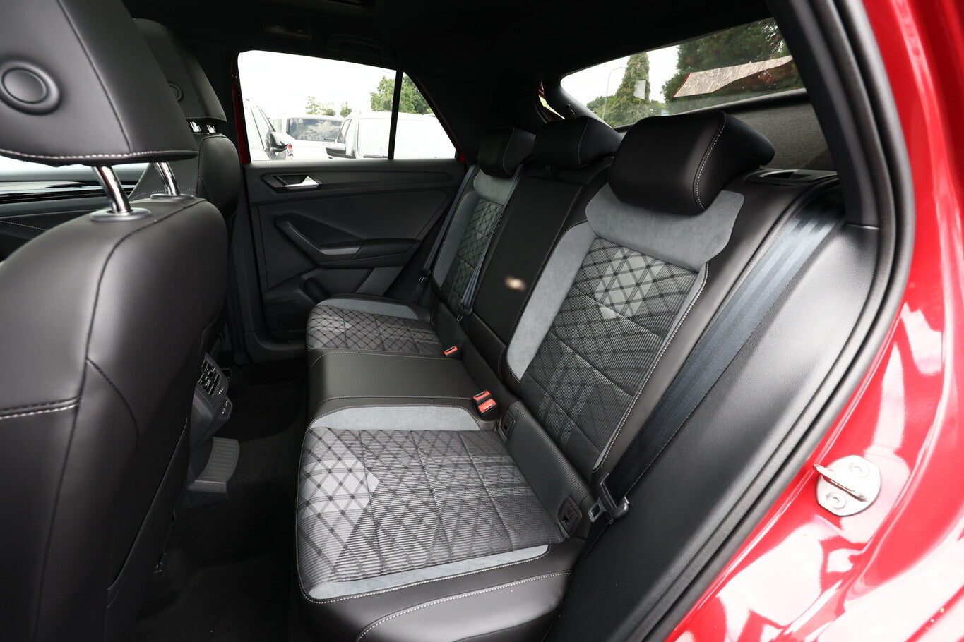 Volkswagen T-Roc TSI DSG R-Line Pano BlackP 19Z LED+ EasyOp 153105001 9