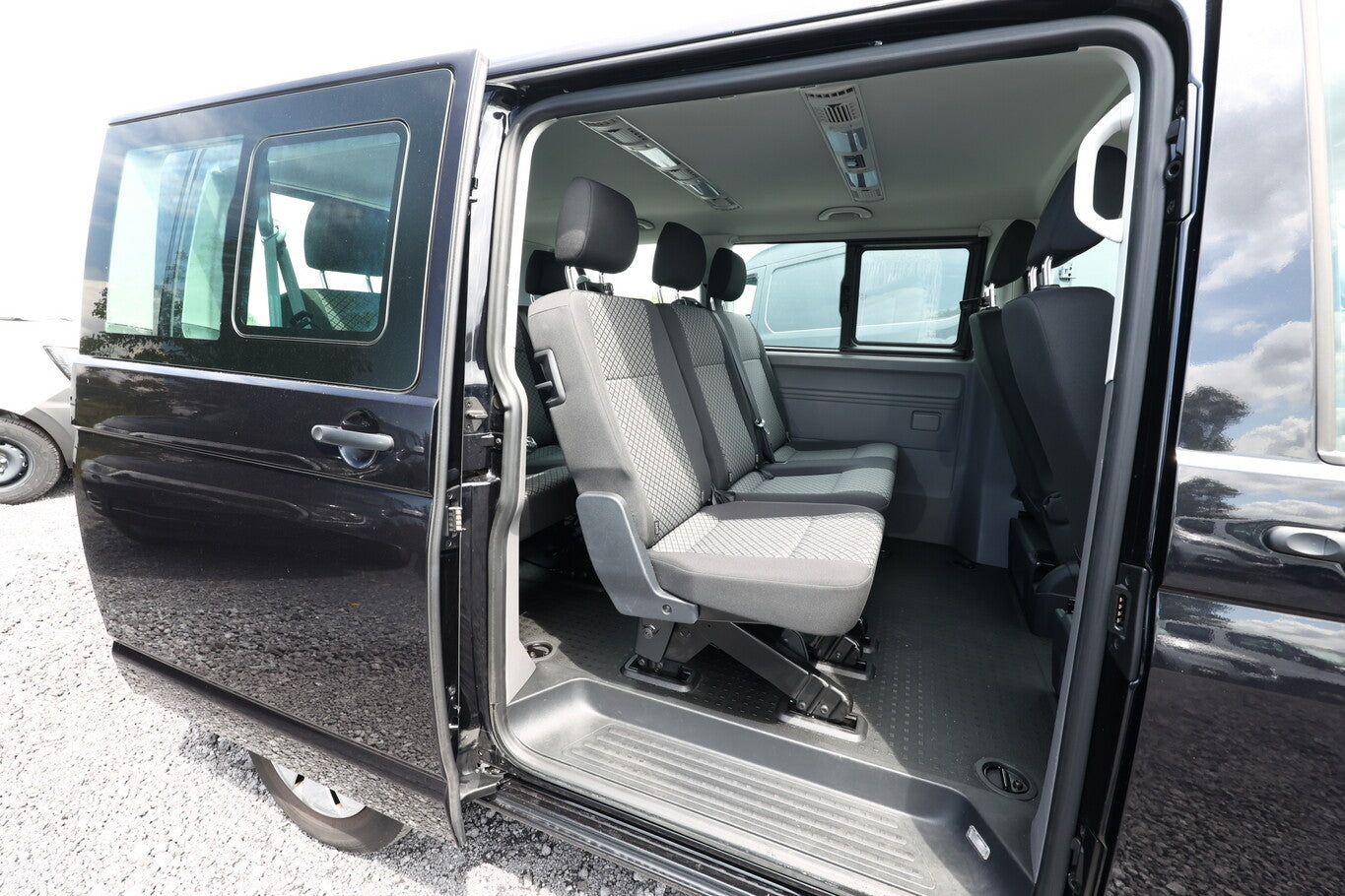 Volkswagen T6.1 Caravelle TDI 150 DSG 8-Sitzer SHZ PDC 129987195 9