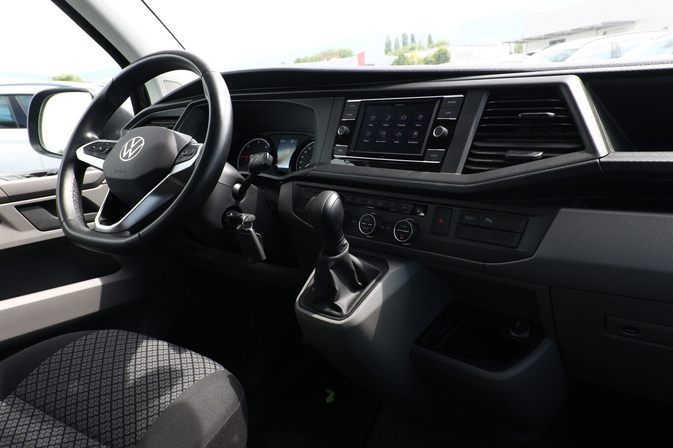 Volkswagen T6.1 Caravelle TDI 150 DSG 8-Sitzer SHZ PDC 129987195 8