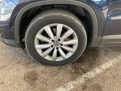 Neumático delantero izquierdo