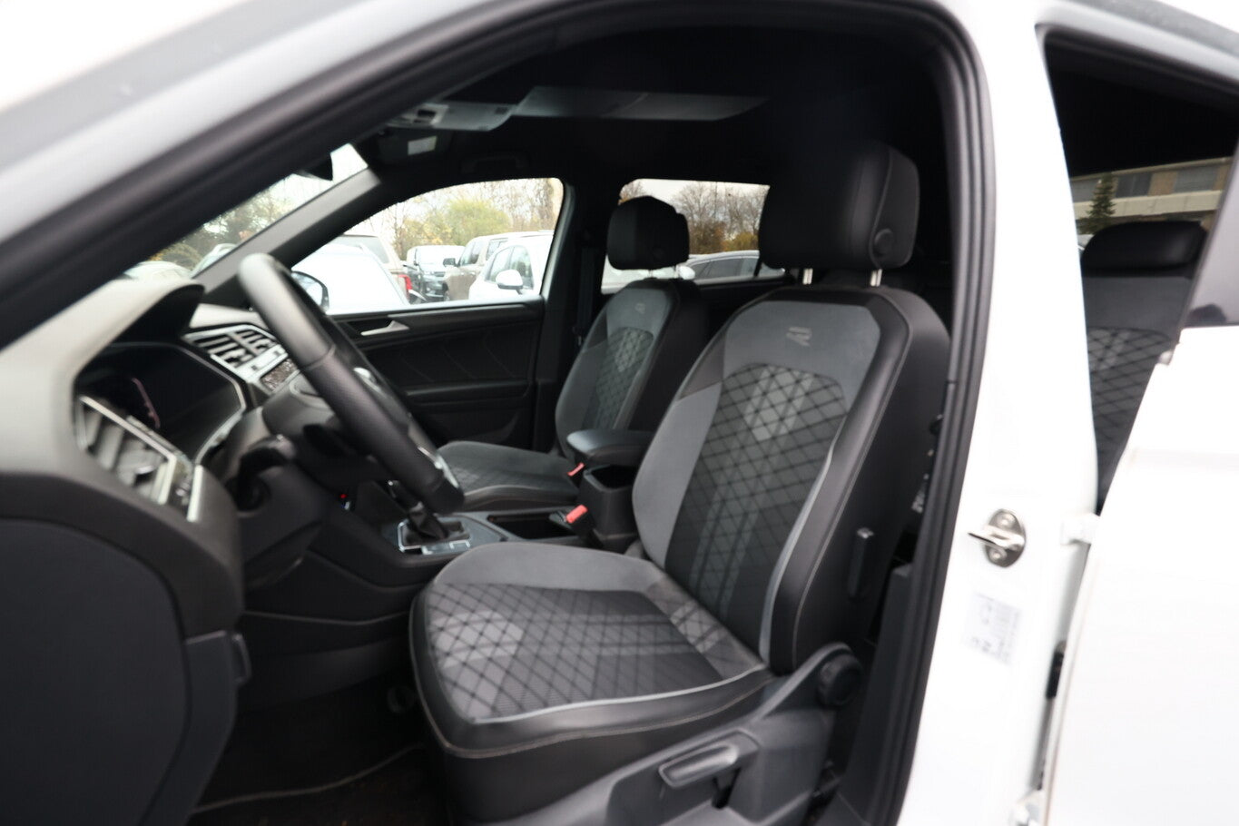 Volkswagen Tiguan Allspace TSI 150 DSG R-Line SHZ Nav EasyO 139796847 6