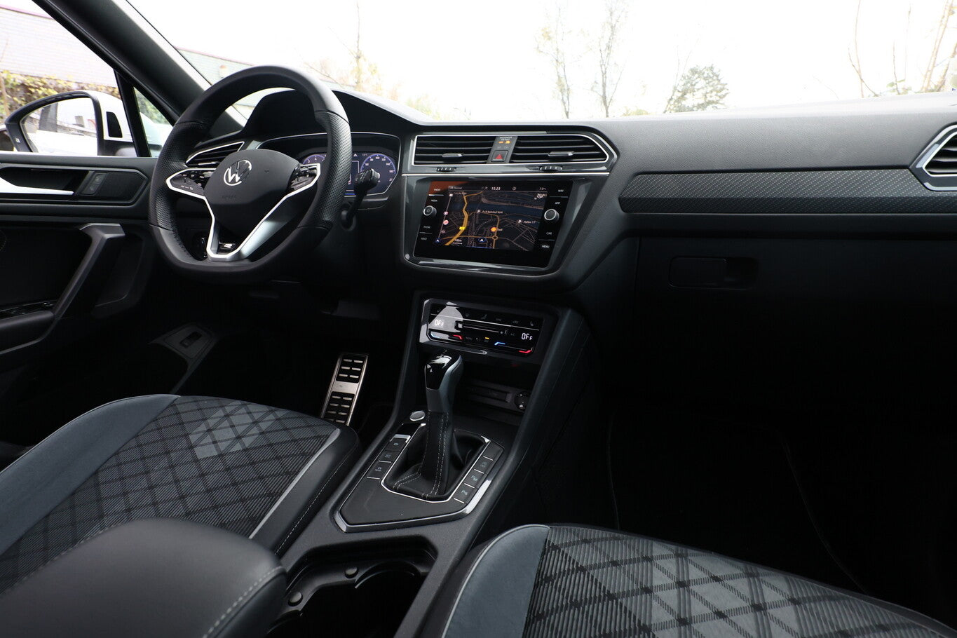 Volkswagen Tiguan Allspace TSI 150 DSG R-Line SHZ Nav EasyO 139796847 9
